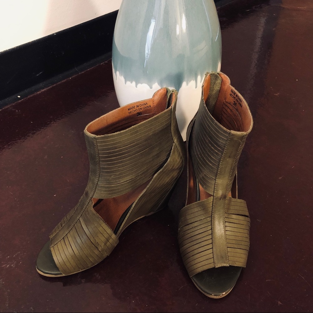⚡️SALE⚡️Aldo leather wedges